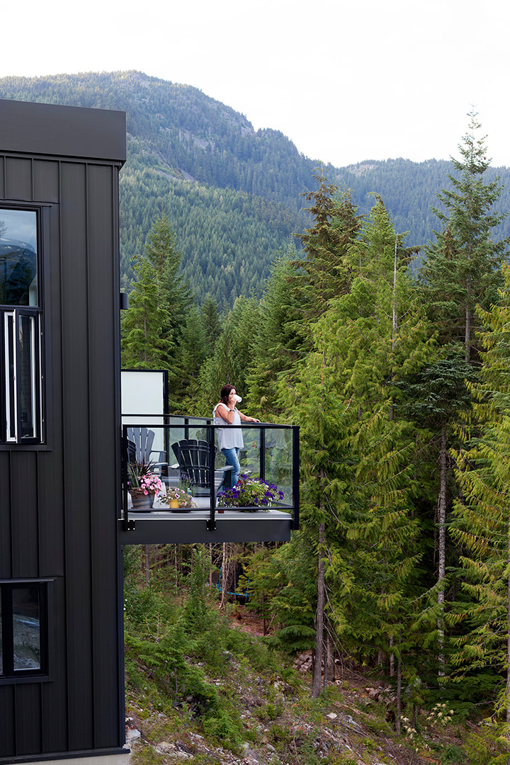 balcony overlooking forest at drifter way house in whistler by stark architecture, krista jahnke photography