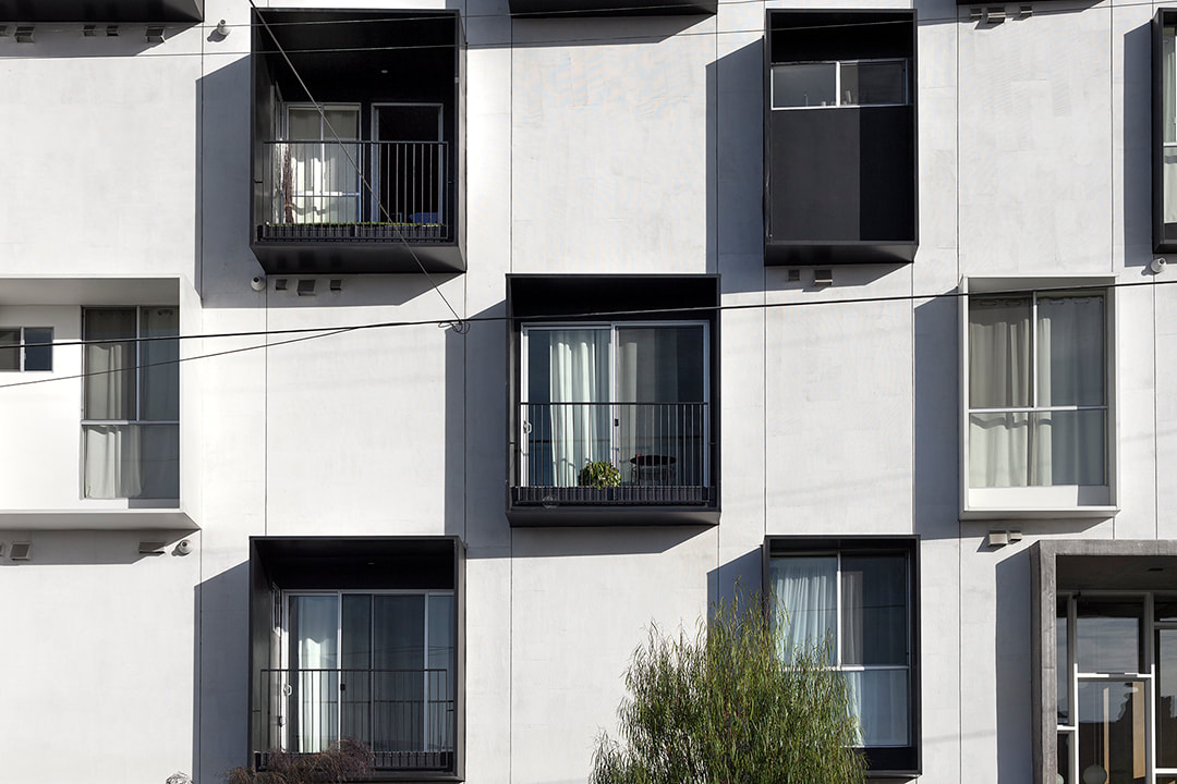 black and white facade at mariposa 1038 in los angeles by lorcan o’herlihy architects. krista jahnke photography